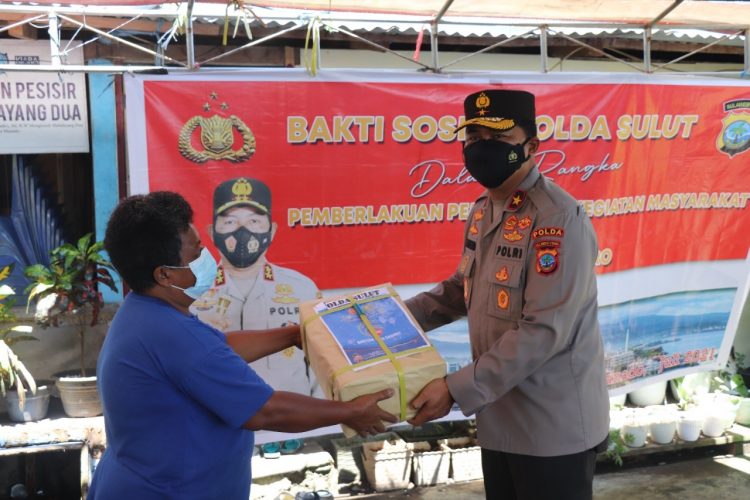 Polda Sulut Salurkan Sebanyak 1.100 Paket Sembako Untuk Masyarakat yang Terdampak Pandemi Covid-19
