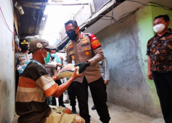 Polisi Salurkan Ribuan Bansos di Jakarta Barat