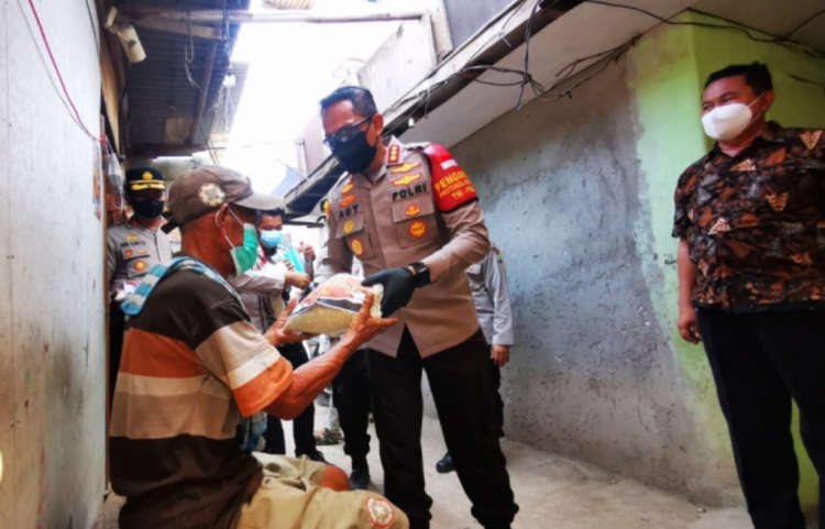 Polisi Salurkan Ribuan Bansos di Jakarta Barat