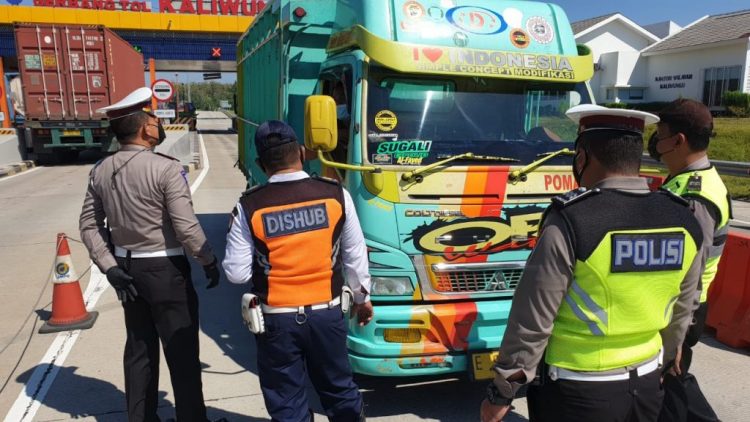 Polres Kendal Gelar Giat Penutupan  Arus Lalin Diwilayah Kendal Dalam Rangka PPKM Darurat