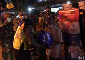 Patroli Sambil Berbagi, TNI-Polri Salurkan Sembako ke Warga Lamongan