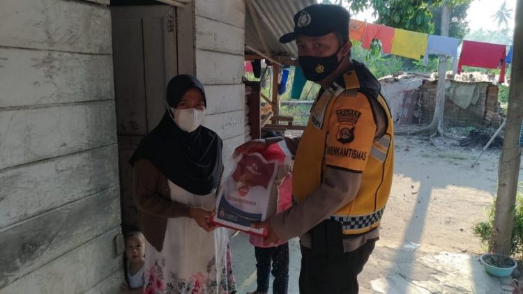 Polres OKU Selatan Bagikan Sembako untuk Warga Masyarakat terdampak PPKM