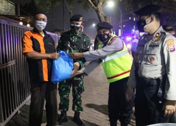 Polresta Malang Kota Berbagi Senyum Saat Pelaksanaan Ops Yustisi