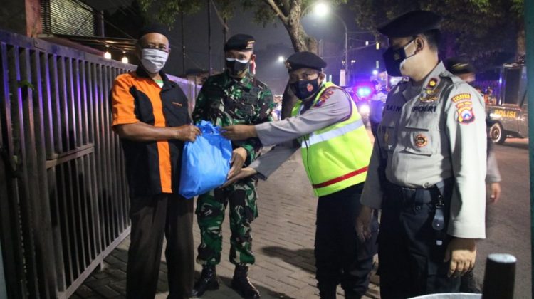 Polresta Malang Kota Berbagi Senyum Saat Pelaksanaan Ops Yustisi