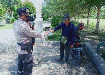 Polsek Kapuas Timur Lakukan Ops Yustisi Di Tengah Masyarakat Sekaligus Berikan Masker Gratis