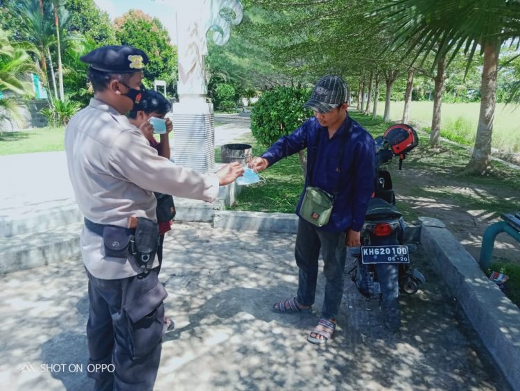 Polsek Kapuas Timur Lakukan Ops Yustisi Di Tengah Masyarakat Sekaligus Berikan Masker Gratis