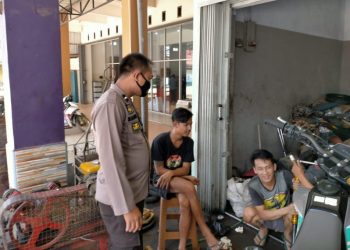 Polsek Meliau Sampaikan Imbauan Prokes Kepada Warganya