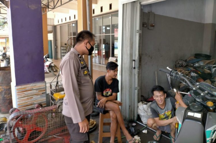 Polsek Meliau Sampaikan Imbauan Prokes Kepada Warganya