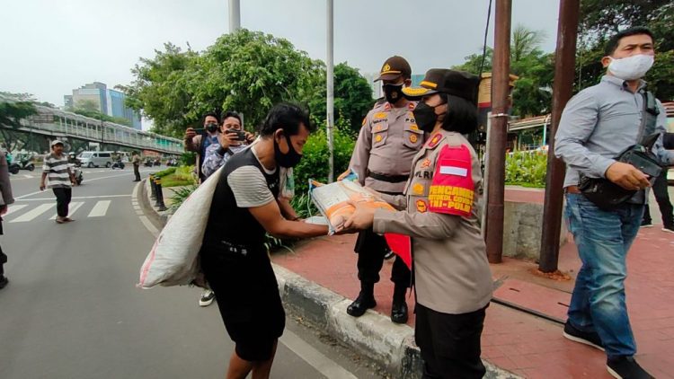 POLSEK TANJUNG DUREN MEBAGIKAN BANTUAN BERUPA BERAS KEPADA WARGA SLUM AREA