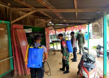 Polsek Tengggarong Seberang Bersama Perangkat Desa Semprotkan Disinfektan di Tempat Fasilitas Umum