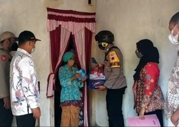 Puluhan Paket Sembako Untuk Warga Terdampak