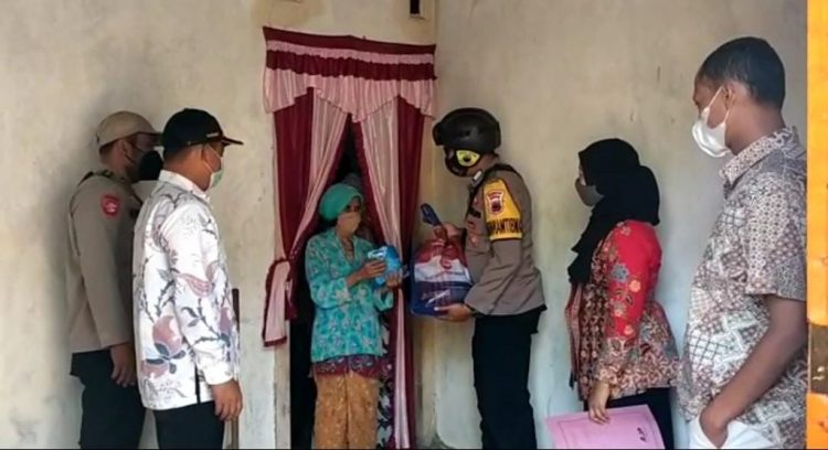 Puluhan Paket Sembako Untuk Warga Terdampak