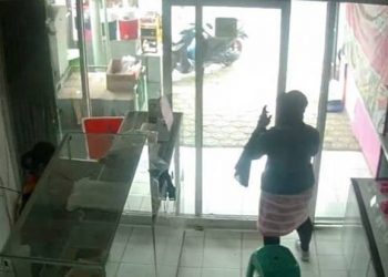 Pura-pura Beli Kue, Emak-emak Ini Gasak Ponsel Milik Penjaga Toko