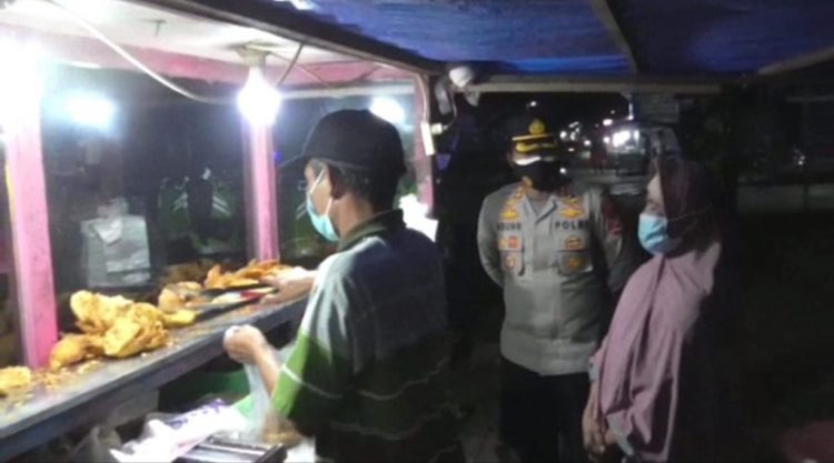 Razia Prokes, Kapolres Kaur Borong Dagangan Pedagang
