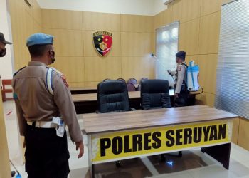 RUTIN PROPAM POLRES SERUYAN LAKUKAN PENYEMPROTAN DISINFEKTAN DIDALAM MAKO POLRES SERUYAN SECARA MANUAL