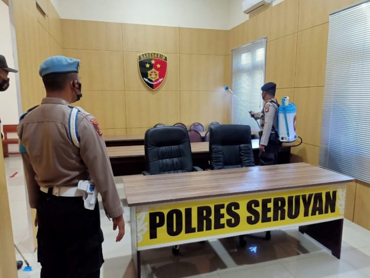 RUTIN PROPAM POLRES SERUYAN LAKUKAN PENYEMPROTAN DISINFEKTAN DIDALAM MAKO POLRES SERUYAN SECARA MANUAL