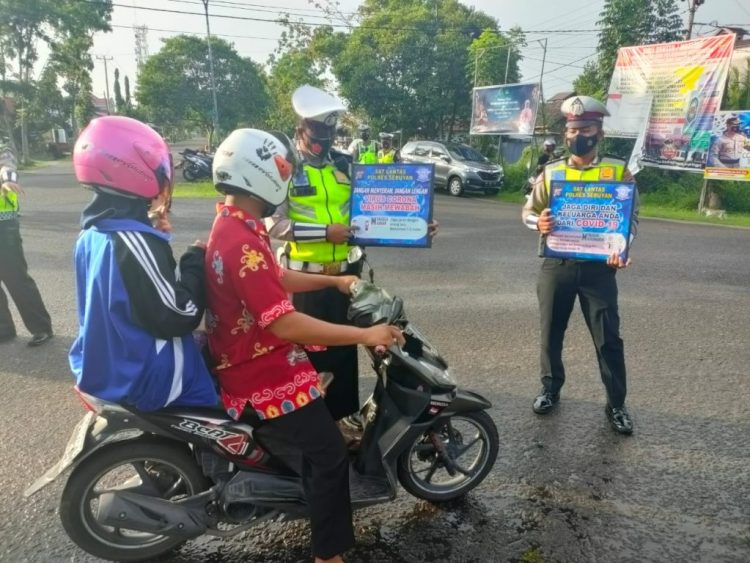 SAT LANTAS POLRES SERUYAN INGATKAN MASYARAKAT PATUHI PROTOKOL KESEHATAN.