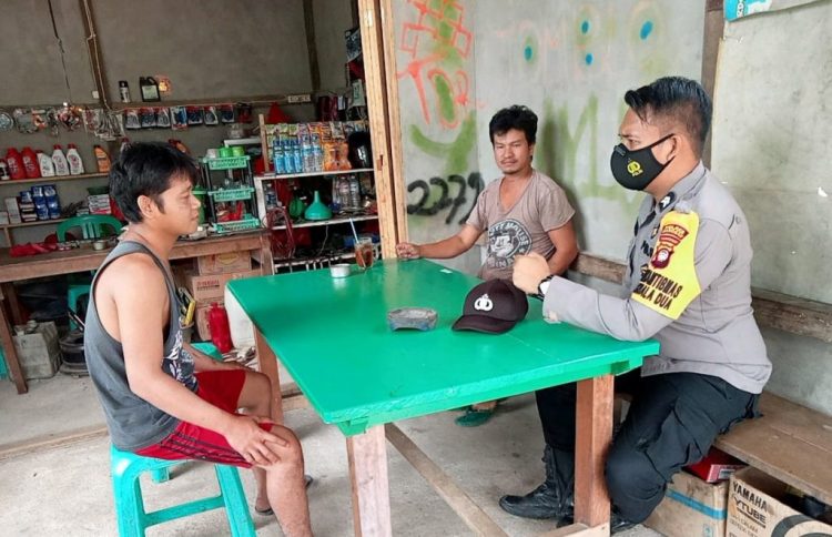 Tekan Penyebaran Covid-19, Bhabinkamtibmas Polsek Kembayan Imbau Masyarakat Selalu Pakai Masker di Luar Rumah