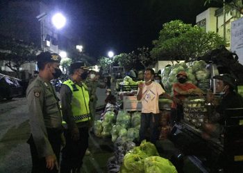 Tidak Mengenal Lelah, Polres Klungkung Himbau Pedagang Bermobil Pasar Galiran Untuk Taat Prokes