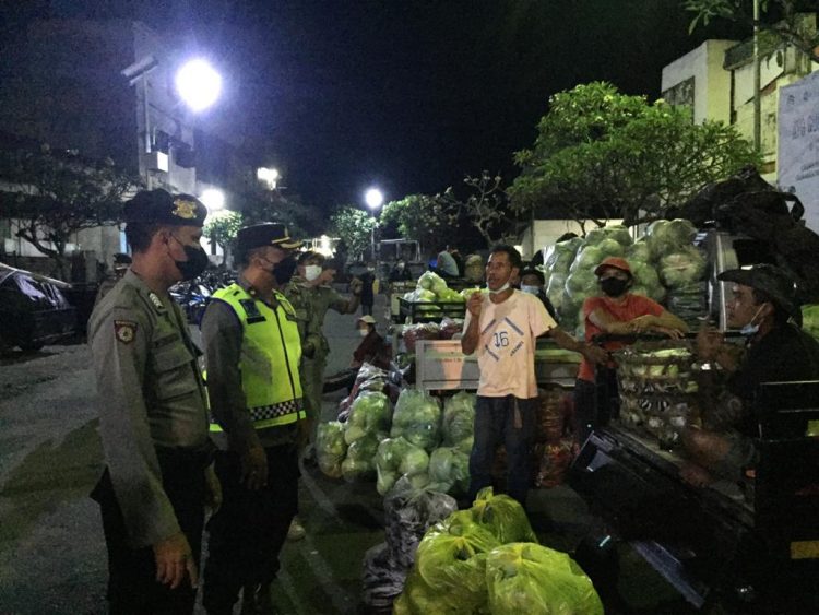 Tidak Mengenal Lelah, Polres Klungkung Himbau Pedagang Bermobil Pasar Galiran Untuk Taat Prokes