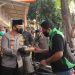Tulus Berbagi, Kapolres Metro Jakarta Timur memberikan Bantuan Sosial dalam rangka Kurban Barokah kepada para pengemudi Ojek dan Ojol