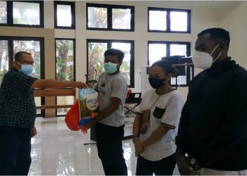 Polda Maluku Bagikan Sembako, Masker dan Anakan Tanaman Untuk Mahasiswa Papua