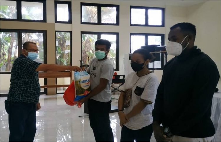 Polda Maluku Bagikan Sembako, Masker dan Anakan Tanaman Untuk Mahasiswa Papua