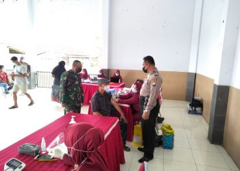 TNI- Polri Pantau Vaksinasi Merdeka di Dua Tempat Kecamatan Bandung Tulungagung