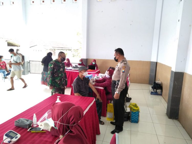 TNI- Polri Pantau Vaksinasi Merdeka di Dua Tempat Kecamatan Bandung Tulungagung