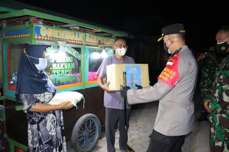 Tidak Hanya Terapkan Prokes, Polisi Juga Beri Bantuan Sosial