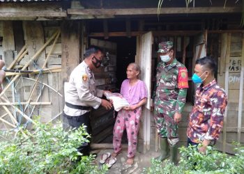 Bhabinkamtibmas bersama Babinsa Bagikan Bansos ke Desa Pian Raya