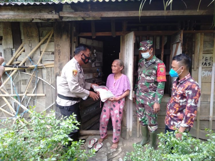 Bhabinkamtibmas bersama Babinsa Bagikan Bansos ke Desa Pian Raya