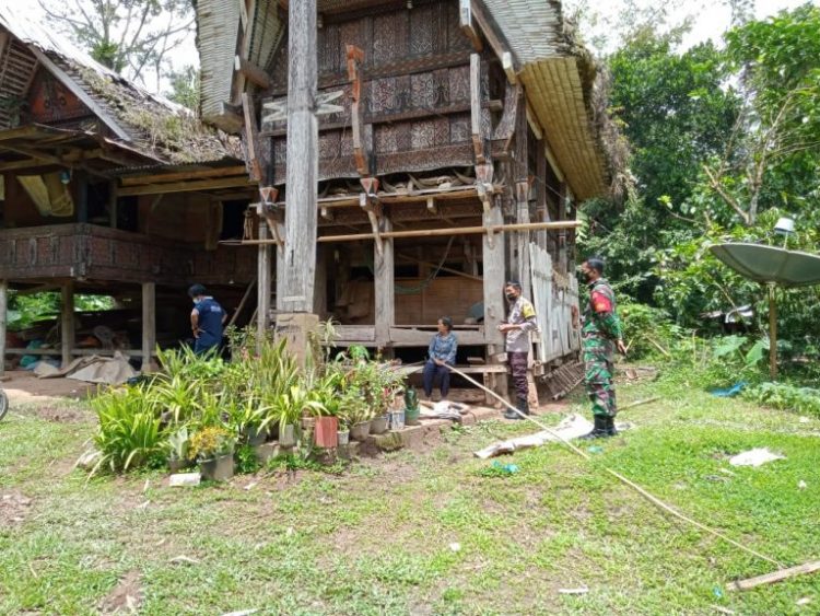 Bhabinkamtibmas dengan satgas Covid-19 Salurkan Bantuan Sembako
