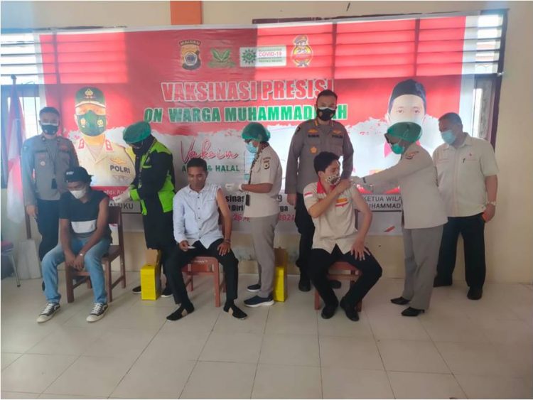 Rangkul Muhammadiyah, Polda Maluku Vaksinasi 308 Orang Warga