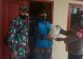 TNI dan Polri Salurkan Bansos Sembako kepada warga yang terdampak Covid – 19