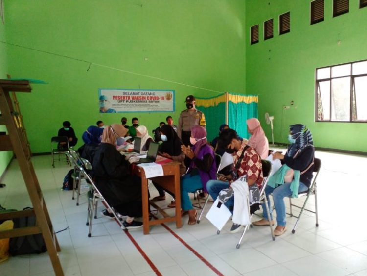 Bhabinkamtibmas Polsek Bayan Pantau Pelaksanaan Vaksinasi