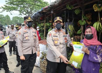 Personel Polres Serang Bagikan Bansos Untuk Pedagang Pasar Banjarsar