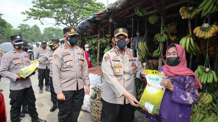 Personel Polres Serang Bagikan Bansos Untuk Pedagang Pasar Banjarsar