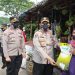 Personel Polres Serang Bagikan Bansos Untuk Pedagang Pasar Banjarsar