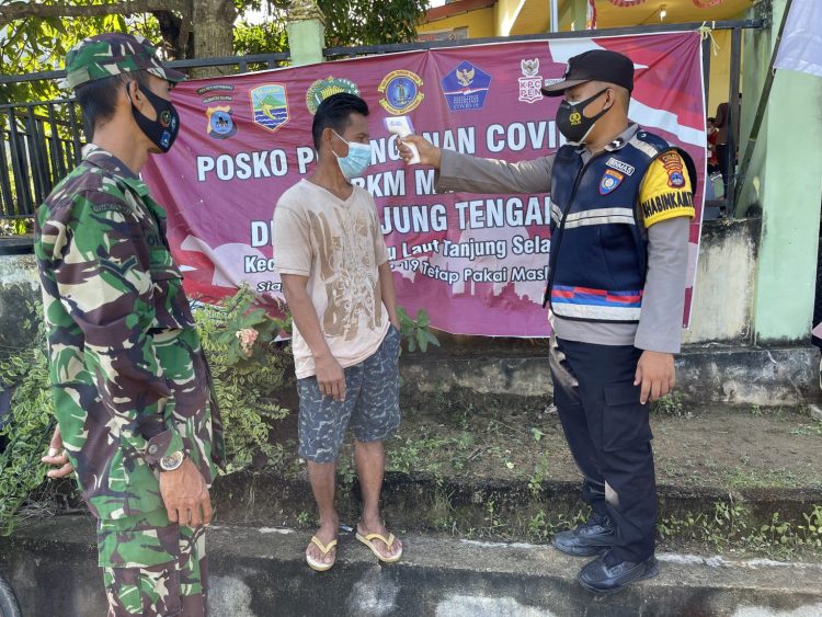 Bhabin Tanjung Tengah Pantau  Posko PPKM