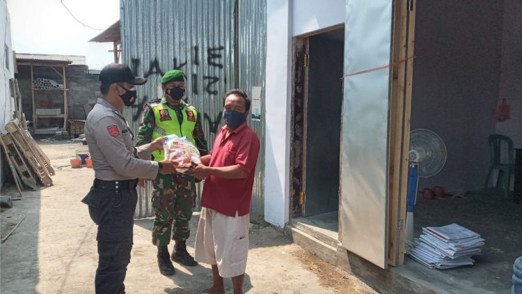 Polres Pasuruan Kota Salurkan Bansos Beras Kepada Masyarakat Yang Terdampak Covid-19