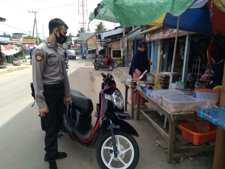 Polres Bontang Pantau dan Perketat Prokes di Pasar Tradisional