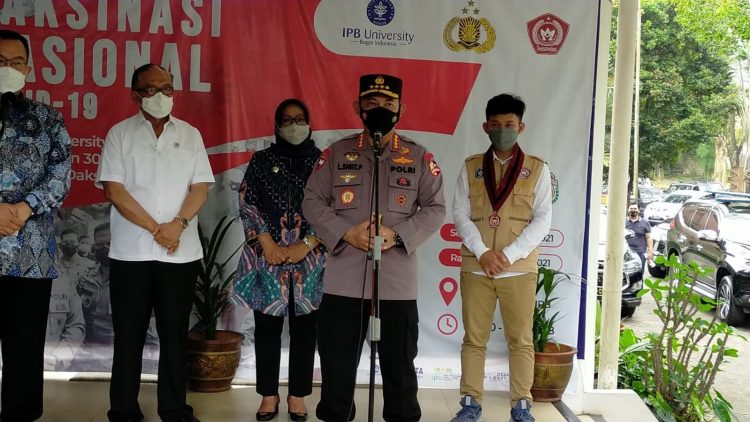 Kapolri Listiyo Sigit Prabowo Awasi Pelaksanaan Vaksinasi di IPB Dramaga