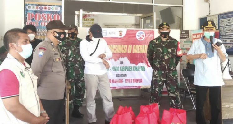 TNI-Polri di Karawang Kembali Salurkan Bantuan Kepada Warga Terdampak Covid 19 Ditengah PPKM Darurat