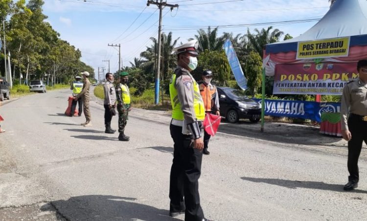 Polres Sergai Membuka 2 Pos Penyekatan PPKM, 48 Kendaraan Diperiksa, 8 Orang Diberikan Sanksi Push Up