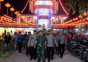 Imlek 2022 Aparat Gabungan TNI-Polri Gelar Kerja Bakti di Klenteng