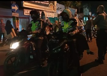 Wujud Pelayanan Polri, Polwan Polres Pamekasan Jadi Ojek Gratis CJH