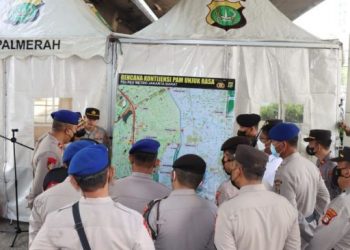 Ratusan personel Polres Jakarta Barat amankan aksi buruh jakarta 2