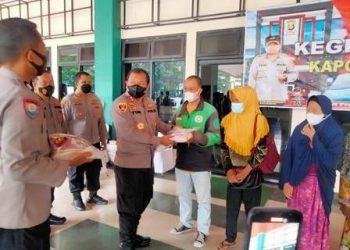 Polda Sumsel Bagikan Bansos Kepada Warga Terdampak Kenaikan BBM