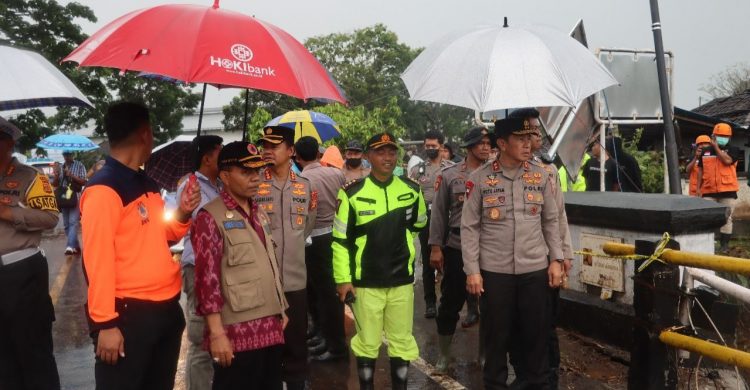 Polda Bali Kirim Kendaraan Dapur Lapangan Bantu Korban Banjir di Jembrana